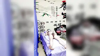 中医养生馆帘子外的呻吟，一起享受按摩的男女，小哥撩骚女技师激情啪啪，隔着体位爆草，隔壁少妇受不了自慰