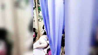 中医养生馆帘子外的呻吟，一起享受按摩的男女，小哥撩骚女技师激情啪啪，隔着体位爆草，隔壁少妇受不了自慰