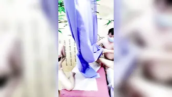 中医养生馆帘子外的呻吟，一起享受按摩的男女，小哥撩骚女技师激情啪啪，隔着体位爆草，隔壁少妇受不了自慰