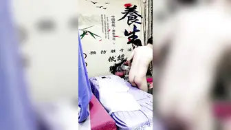 中医养生馆帘子外的呻吟，一起享受按摩的男女，小哥撩骚女技师激情啪啪，隔着体位爆草，隔壁少妇受不了自慰