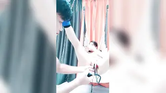 人妻的诱惑【上篇】全程露脸先自慰再玩SM，逼毛整的好有型，吊起来电击逼逼和奶子爽的直颤抖，风油精刺激高潮