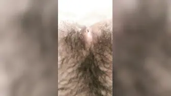 【艺校猫系女友】阳光洒在嫩穴上，大学生的寂寞暑假生活，粉穴中尿液喷射，自慰淫水，菊花特写看个够