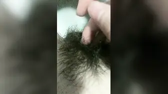 【艺校猫系女友】阳光洒在嫩穴上，大学生的寂寞暑假生活，粉穴中尿液喷射，自慰淫水，菊花特写看个够