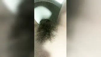 【艺校猫系女友】阳光洒在嫩穴上，大学生的寂寞暑假生活，粉穴中尿液喷射，自慰淫水，菊花特写看个够