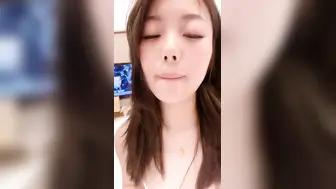 【颜值女神-3】性感又很骚，镜头前屁股摆弄，蓝色假屌怼着骚逼猛插，搞得小穴很湿，揉搓阴蒂娇喘呻吟好听