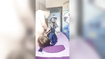按摩店勾搭漂亮的女技师，给她老公打着电话做爱，享受按摩强行扒光吃奶子按着头口交，大鸡巴爆草捂着嘴呻吟