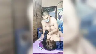 按摩店勾搭漂亮的女技师，给她老公打着电话做爱，享受按摩强行扒光吃奶子按着头口交，大鸡巴爆草捂着嘴呻吟