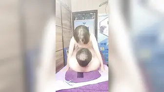 按摩店勾搭漂亮的女技师，给她老公打着电话做爱，享受按摩强行扒光吃奶子按着头口交，大鸡巴爆草捂着嘴呻吟