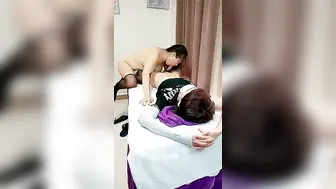 按摩店小妹上钟，黑丝高跟诱惑按摩床上勾搭小哥撩骚大鸡巴，深喉口交舔乳头主动上位草最刺激的鸡巴干射了