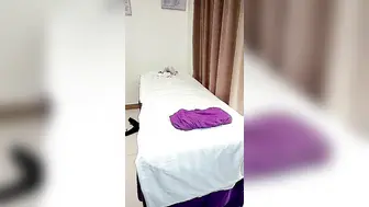 按摩店小妹上钟，黑丝高跟诱惑按摩床上勾搭小哥撩骚大鸡巴，深喉口交舔乳头主动上位草最刺激的鸡巴干射了