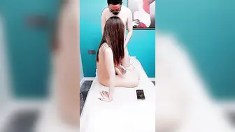 按摩店的无限春光，头号技师，肤白貌美小少妇，眼镜男来享受，清晰度提升，视觉效果满分有特写
