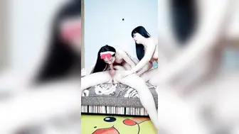 姐妹花一起过圣诞【park2】露脸跟大哥激情啪啪，口交大鸡巴吃奶子舔逼互动抽插，轮流挨草让大哥各种蹂躏浪叫真刺激