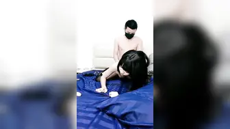 娇小身材美妞被爆操白浆四溅，透视装黑丝袜，振动棒自慰揉搓小穴，抱着翘臀爆操，扭动小腰套弄你，妹子活非常好