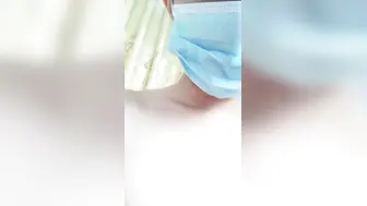 学生制服妹妹和小鲜肉男友，绝美一线天白虎穴，一看就流鼻血，无套插爽翻天，射一胸