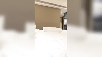 小哥住酒店疫情原因找不到小姐，精虫上脑强搞进来收拾房间的酒店女前台，给她1500块