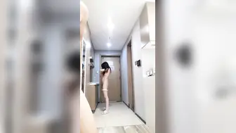 小哥霸气纹身酒店调教白丝小学妹【上篇】全程露脸玩逼揉奶，床上床下加浴室玩弄爆草小迷妹刺激