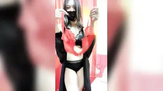 巨乳奶妈和白浆少妇【激情裸舞-下篇】轻纱胀里的风骚女非常诱惑，揉奶摸逼撞骚臀好刺激，挤奶水给狼友喝别错过