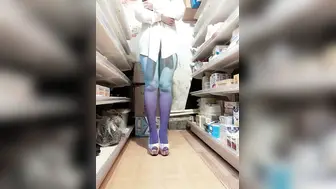 巨乳超市老板娘【暴露癖好】被主人调教，骚货隔着丝袜自慰棒插逼不停喷水，水射鞋里