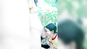 带婊妹去户外激情啪啪【Park2】全程露脸深喉大鸡巴，卡在树上疯狂输出浪荡呻吟，地上主动上位抽插揉捏骚奶子刺激