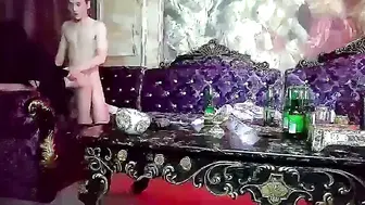 【极品KTV骚妇】老哥叫了个颜值不错少妇，唱唱歌撩起裙子摸逼，KTV沙发上开操，口交上位骑乘猛操