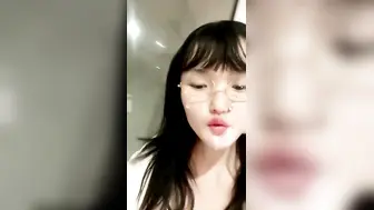 【浴室啪啪】金丝眼镜极品妹子和年轻小男友啪啪做爱，玩超多花样，逼逼水超级多