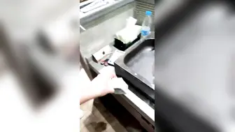 【浴室啪啪】金丝眼镜极品妹子和年轻小男友啪啪做爱，玩超多花样，逼逼水超级多