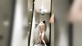 【浴室啪啪】金丝眼镜极品妹子和年轻小男友啪啪做爱，玩超多花样，逼逼水超级多