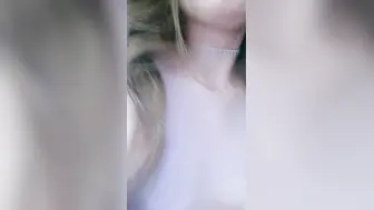 【小白-有点像混血嗲嗲萌妹】红色透视睡衣，掰开小阴唇粉穴，双振动棒一起用上，抽插一脸享受，高潮流出白浆