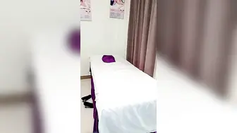 【按摩店】性感骚技师黑丝高跟情趣诱惑，勾搭顾客小哥的大鸡巴，舔乳头扒下内裤口交主动上位抽插好激情揉捏骚奶