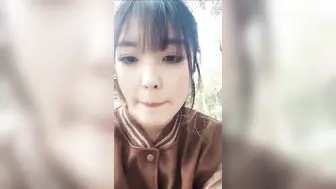 【有奶水的小少妇】农村小媳妇，留守在家寂寞了，跑到小树林里，挤奶水，抠骚逼，紧张刺激有趣