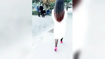 【为人湿表】风骚小少妇出轨寻刺激，户外露出公厕和男炮友啪啪啪