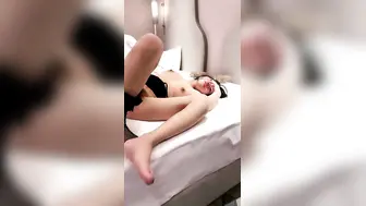 【变态男的性奴】玩弄人妻少妇【下篇】全程露脸床边草着嘴揉奶子，道具玩弄骚穴淫水不断，大鸡巴多体位蹂躏深插宫底，给骚逼干翻