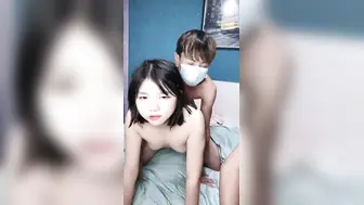 18清纯嫩妹和闺蜜一起操逼秀【上篇】被后入爆操嗯嗯浪叫，接着操闺蜜小穴超粉，轮流猛插闭着眼睛很享受