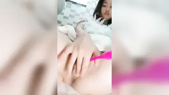 【18岁的大一学妹】大二医学院校花 清纯大眼萌妹，看着毛还没长齐呢，小小年纪就会用跳蛋自慰，粉嫩的鲍鱼里淫液喷涌
