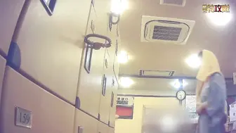 【专业女盗手】大众洗浴场真实偸拍女客【换衣室-上篇】内部春光，一屋子不穿衣服的女人，老中青都有隐私部位看个够