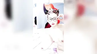 【奇葩母女双人秀】漂亮妹子带妈妈一起下海，自摸骚逼，观众要求看你妈逼，翘起屁股看骚穴，撩起衣服揉捏奶子
