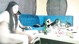【歌厅夜场狂欢寻欢】胖哥迟到每人挑一个妹子，漂亮小姐姐口技了得几下搞射，留贺总独自鏖战大奶妹