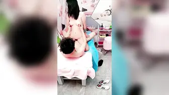 【水宜方养生SPA会所】女人的夜生活也很精彩，享受小哥的专业按摩刺激荷尔蒙分泌，大鸡巴插进嘴里爆草，揉捏骚奶子玩逼逼，爆草蹂躏