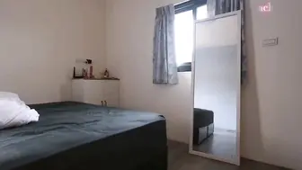 小偷被女主人逮个正着，淫荡女主人竟威胁他 不舔我就报警啰!