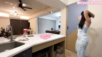 继父的女人们 (第三集) 趁妈去睡午觉，含了继父的大屌，但没想到妈好快就醒来