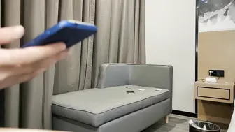 偷拍玉米公寓反差下海女孩崔罗娜 男人做完后觉得服务不好，叫退钱，报警把女孩吓哭