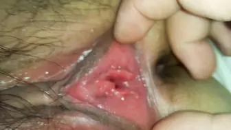 河南某校水嫩漂亮的大学美女背着男友和校友偷情,道具把逼玩的淫水都流一床
