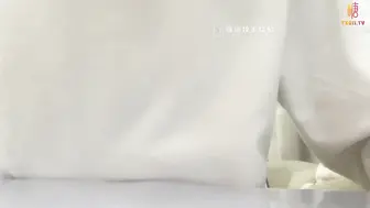 最终还是上了自己的妹妹 不良小妹被抓包只能用鸡吧对他进行教育 小敏儿
