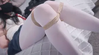 《差生的课后惩罚》课后补习的女同学敲响了老师家的门，没想到被老师在水杯里下了…_x000D_