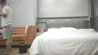刚下海没多久的白领小姐姐今夜难忘 湿润的舌尖缠绕着男人的慾望