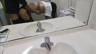 波哥盛世大厦和刚下班的银行小白领在洗手间一边和王经理打电话一边开草高清无水印