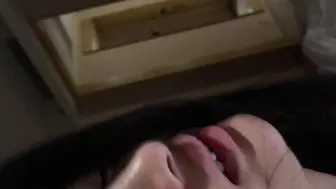 清纯学生妹拿着手机对着镜子拍摄被男友后入