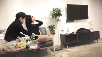 熟女大姐 你轻点我怕又大又粗 啊啊好痛我逼小帮你撸出来吧 太厉害了你老婆受得了么 大姐被小伙无套各种猛怼连连求饶内射