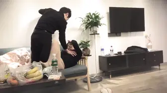 熟女大姐 你轻点我怕又大又粗 啊啊好痛我逼小帮你撸出来吧 太厉害了你老婆受得了么 大姐被小伙无套各种猛怼连连求饶内射