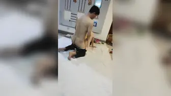 好兄弟夫妻来家里玩换妻游戏，两个媳妇换着操
